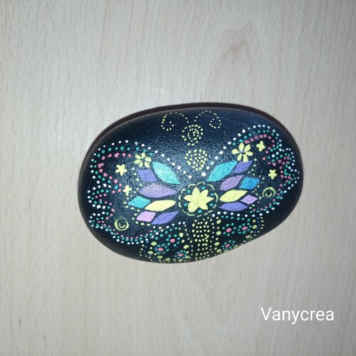 Galet peint papillon mandala pierre décoration  à la peinture acrylique