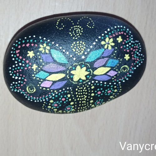 Galet peint papillon mandala pierre décoration  à la peinture acrylique