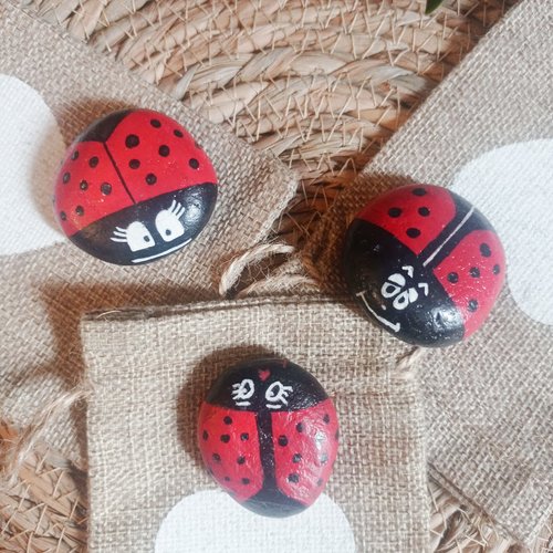 Galet peint coccinelle, galet peint à la main, coccinelles, porte bonheur, calin de poche, hug, cailloux pierre