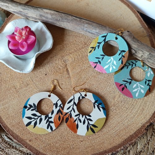Boucles d'oreilles en bois pendante peinte à la main bijoux en bois fond blanc beige feuillage, cadeau unique femme unique bohème