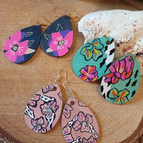 Boucle d'oreille fleurie goutte vert, rose, bleu, peinte à la main boucles d'oreilles en bois cadeau fête des mères pendante bijou unique