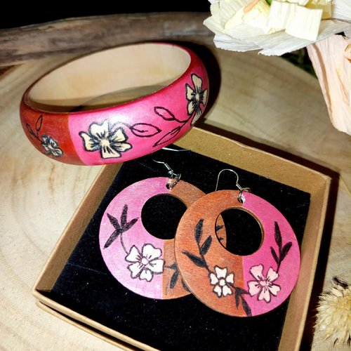 Bracelet et boucles d'oreilles roses créoles fleurs peintes à la main, bijoux en bois bohème boucles d'oreilles en bois bohème