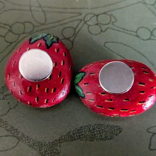 Galet peint fraise galet aimant porte-bonheur peinture sur pierre cailloux fraise caillou décoratif magnet