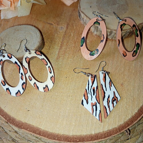 Boucles d'oreilles peintes à la main bijoux en bois boucles d'oreilles en bois boucle léopard motif leopard pendante