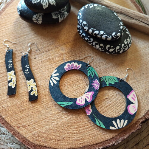 Boucles d’oreilles bleues artisanales peintes à la main – fleurs tropicales sur bois léger – bijoux bohèmes uniques