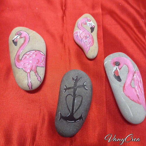 Galets peints, pierre peinte, flamand rose, cailloux, peinture acrylique, croix camarguaise, galet croix de camargue