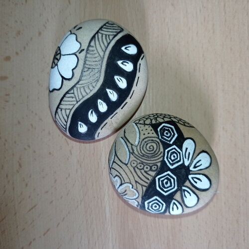 2 galets peints à la main peinture sur galet acrylique noir / blanc roche ou pierre peinte à la main zen formes abstraites floral