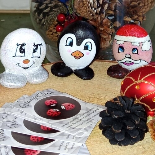 Galet peint personnage de noel en galet peinture déco cadeau pierre cailloux figurine de nöel decoration de noel