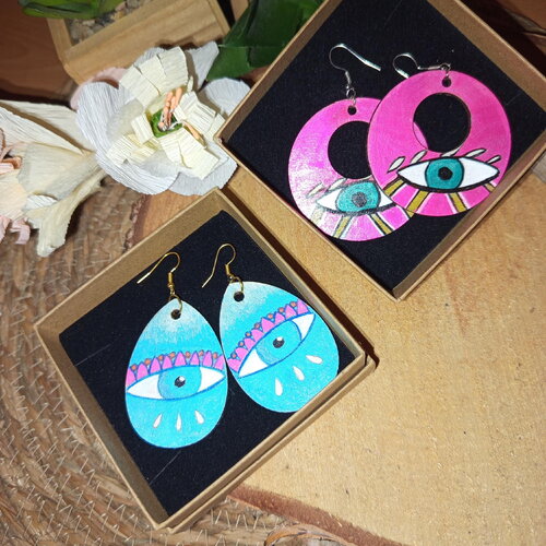 Boucles d’oreilles evil eye en bois peint à la main – œil grec protecteur porte-bonheur, bleu turquoise ou rose fuchsia