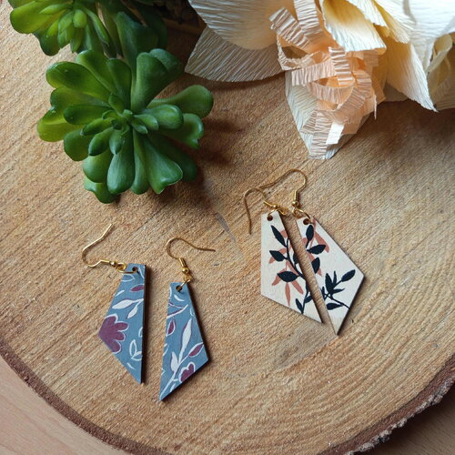 Boucle d'oreille fleurs pendante goutte en bois peinte à la main bijou en bois boucle d'oreille bohème cadeau unique et original violet