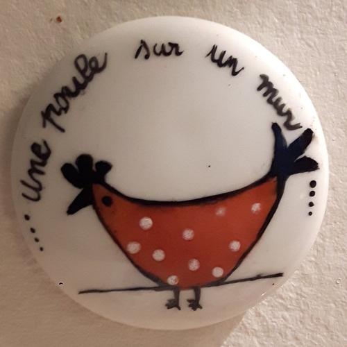 Magnet : une poule sur un mur en porcelaine