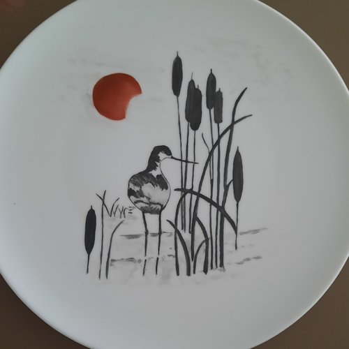 Grue dans plat rond porcelaine peint main