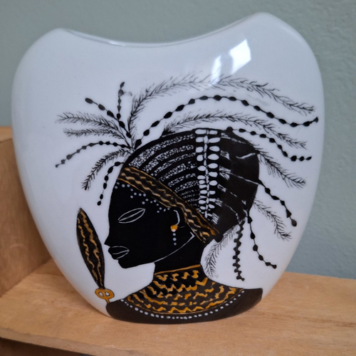 Massai  africain sur vase en porcelaine