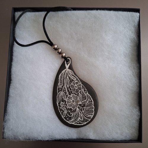 Collier en porcelaine gratté