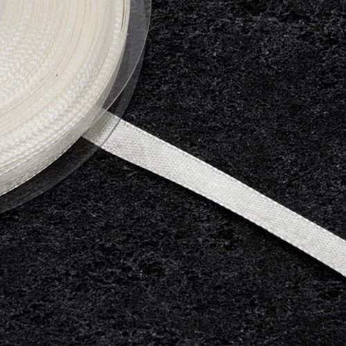 1 rouleau de ruban satin blanc simple face. 