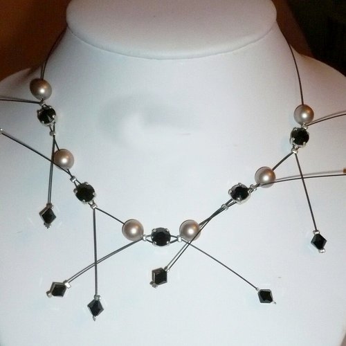 Collier étincelle noir et amande poudré. collier mariage.
