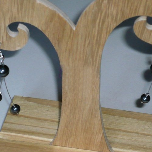 Boucles d'oreilles étincelle gris foncé style perle tahiti. bijoux mariage en cristal de swarovski.