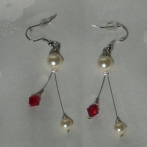 Boucles d'oreilles étincelle rouge et ivoire n°2. bijoux mariage en cristal de swarovski.