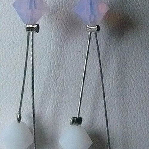 Boucles d'oreilles étincelle blanc et violet. bijoux mariage en cristal de swarovski.
