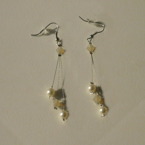 Boucles d'oreilles trilemme ivoire. bijoux mariage en cristal de swarovski.