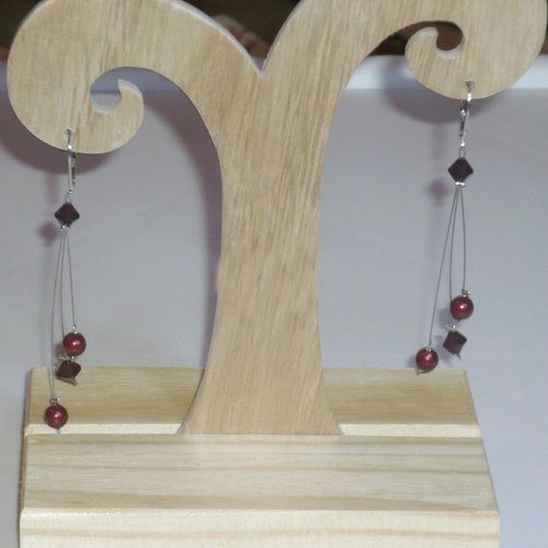 Boucles d'oreilles trilemme bordeaux. bijoux mariage en cristal de swarovski.