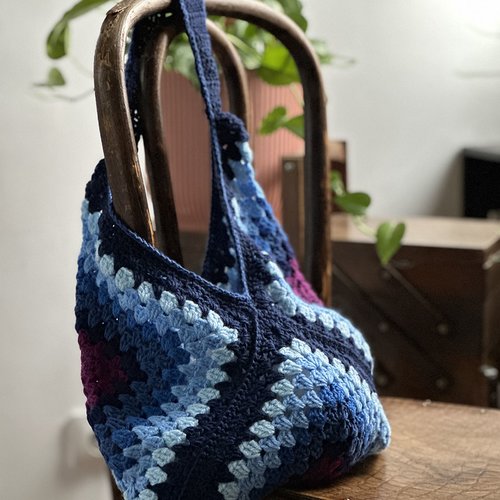 Sac à main au crochet en carré granny bleu amparo