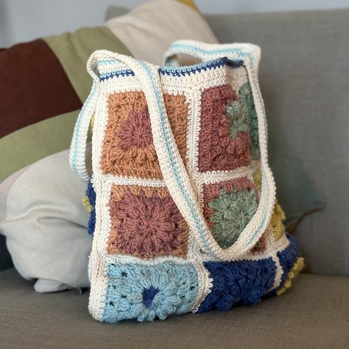 Tote bag au crochet en carrés granny coral sands