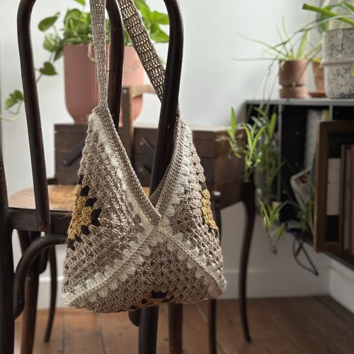 Sac à main au crochet en carré granny beige frozen dew