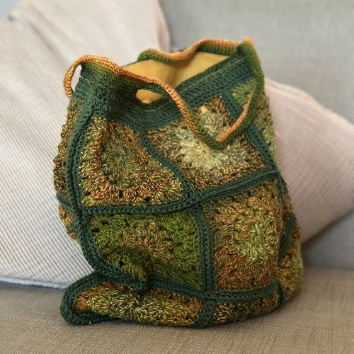 Tote bag au crochet en carré granny vert formal garden