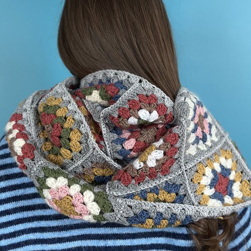 Écharpe au crochet en carré granny dove