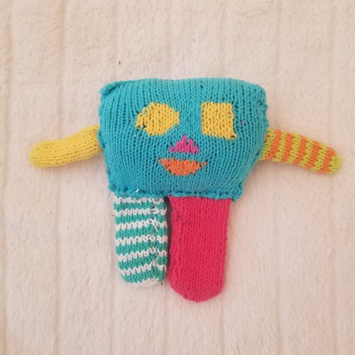 Doudou robot tricoté à la main