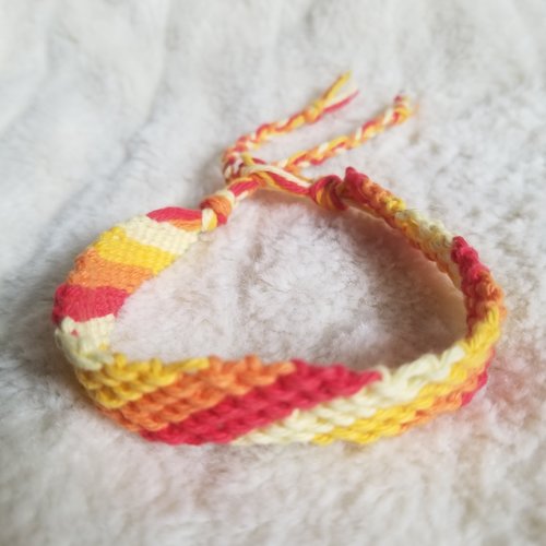 Bracelet brésilien rouge, orange et jaune : 20 cm