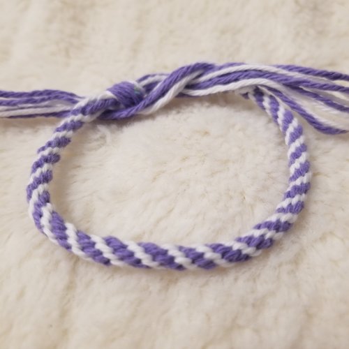 Bracelet kumihimo violet et blanc : 15 cm