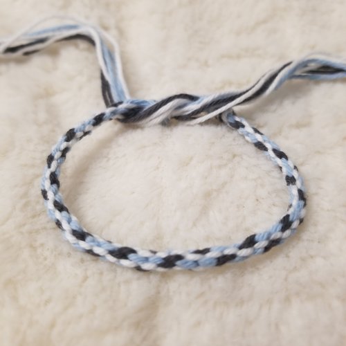 Bracelet d'amitié gris,blanc et bleu : 15 cm