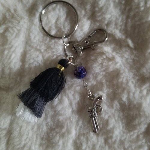 Porte clé avec pompon noir, gris et blanc révolver