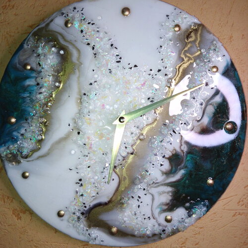 Horloge murale en résine époxy, pièce unique, fait main, 30cm diamètre, vert, blanc scintillant, reflets d'opale, décoration murale