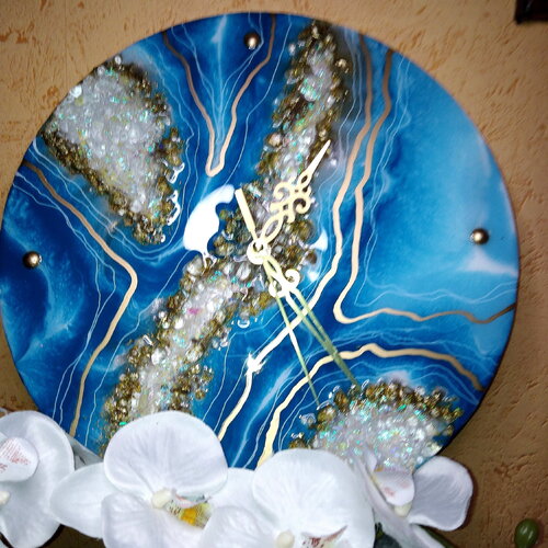 Horloge murale géode en résine époxy, pièce unique, fait main, 30cm de diamètre, bleu turquoise, reflets d'opale, idée cadeau