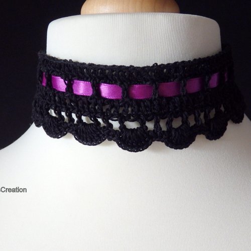 Ras de cou gothique au crochet, coton noir, ruban rose violet
