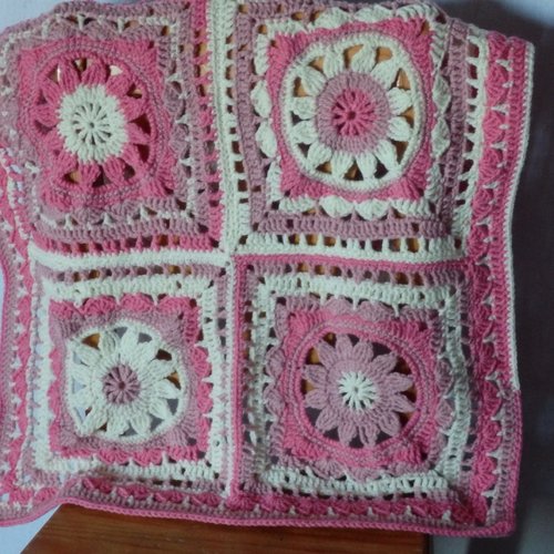 Couverture bébé fille carrés granny au crochet, tons rose et écru couleurs mélangées