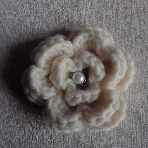 Fleur broche en laine, crochet, couleur écrue