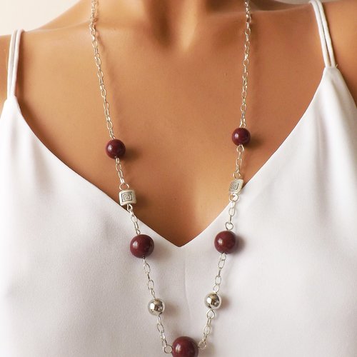 Sautoir chic bordeaux en perles artisanales sur chaîne couleur argent