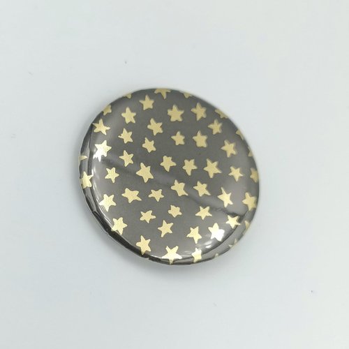 Badge étoiles dorées sur fond noir   37 mm