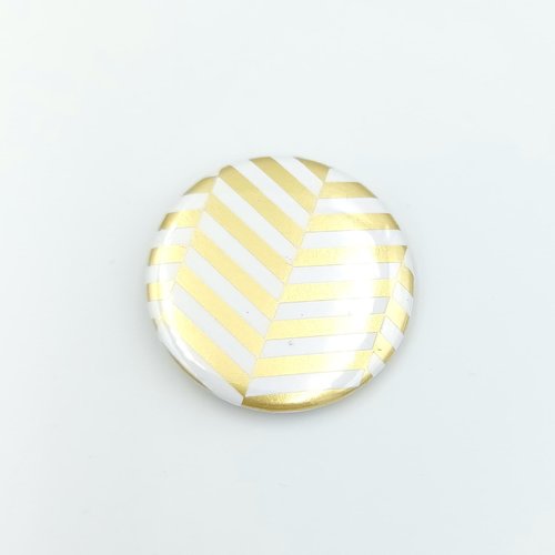 Badge chevrons dorés sur fond blanc   37 mm