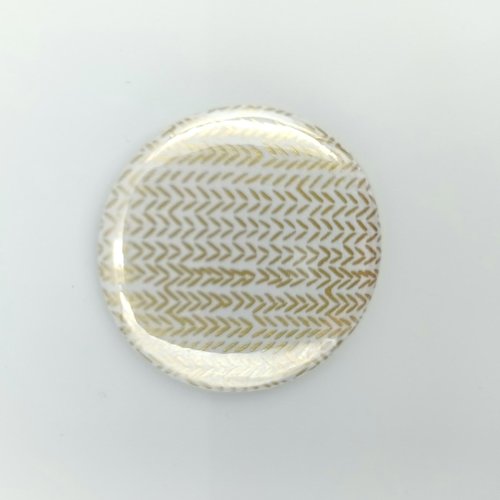 Badge chevrons dorés sur fond blanc   37 mm