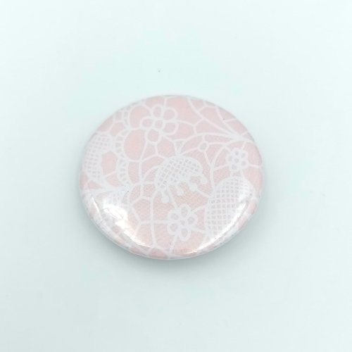 Badge dentelle blanche sur fond rose  37 mm