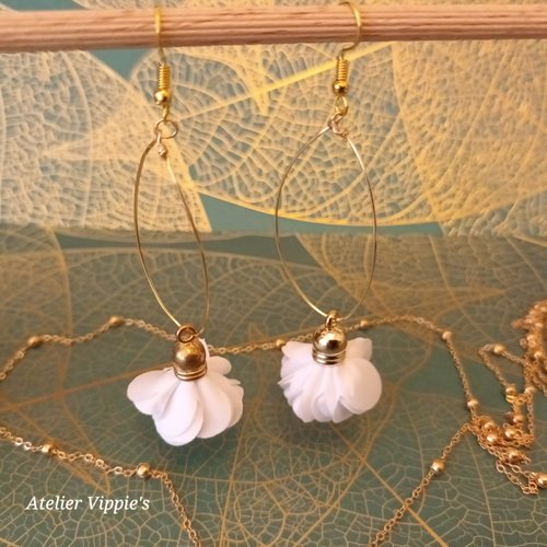 Boucles d'oreilles pendantes avec fleur blanche