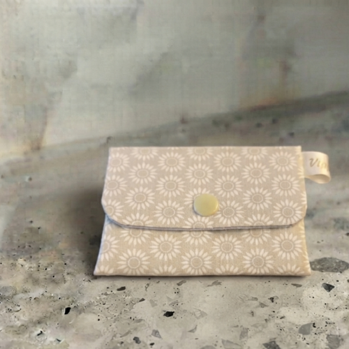 Porte cartes en tissu beige et gris