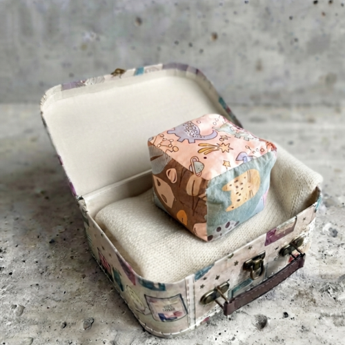 Jouet d'éveil cube