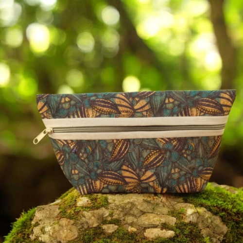 Trousse zippée en liège imprimé motifs bleus et vert