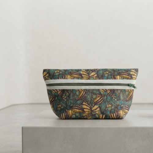 Trousse zippée en liège imprimé motifs bleus et vert
